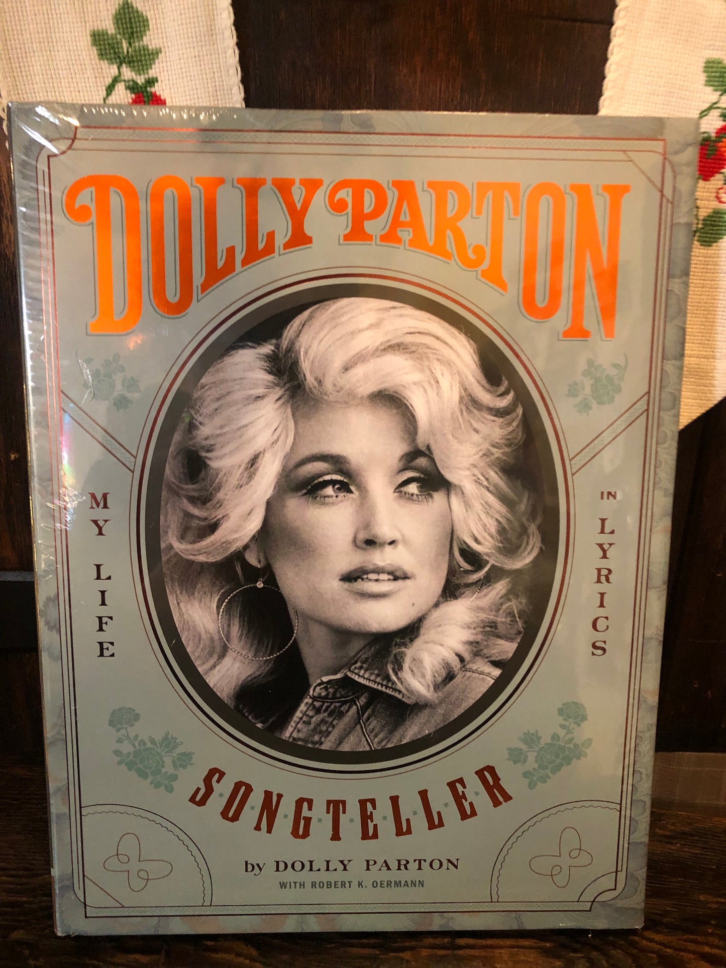 Dolly Parton Storyteller-Book